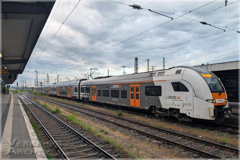 462 045